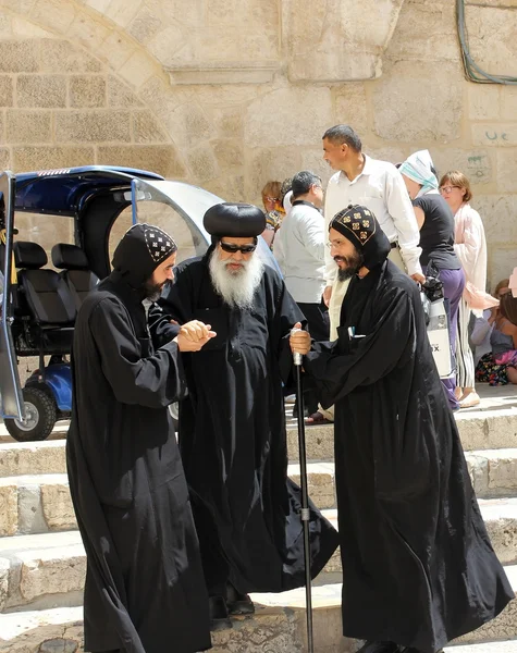 Koptischer Bischof besucht das heilige Grab in jerusalem — Stockfoto