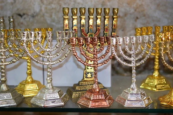 Menorá decorativa (hanukkiah), candelabro religioso —  Fotos de Stock