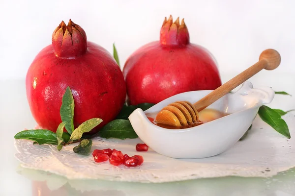 Symbols of holiday of Rosh Hashanah - honey and pomegranate — Stock Photo, Image