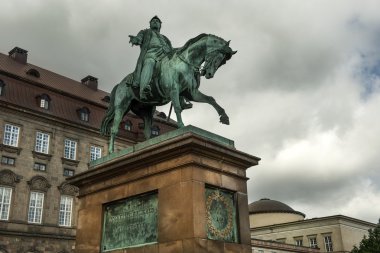 Kral Frederik VII Kopenhag atlı heykeli