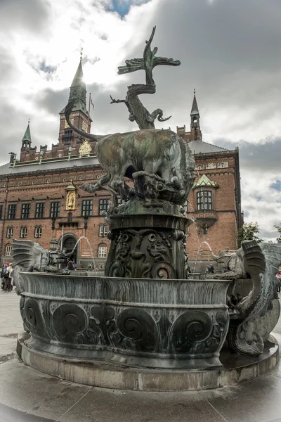 龙喷泉，在丹麦首都哥本哈根市政厅广场 — 图库照片