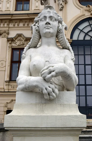 Esculturas na entrada Palácio Belvedere, Viena — Fotografia de Stock