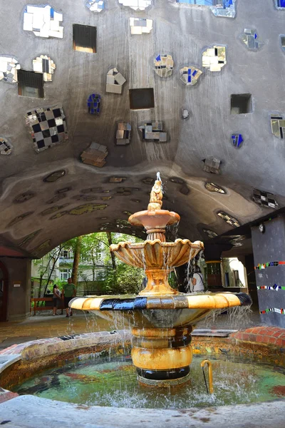 Fontána v nádvoří domu Hundertwasser ve Vídni, Rakousko . — Stock fotografie