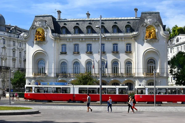 Spårvagn och franska ambassaden byggnad, Schwarzenberg Platz Wien — Stockfoto