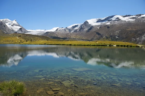 Горное озеро в швейцарских Альпах — стоковое фото