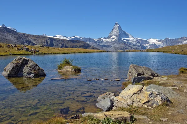 Lago de montaña en los Alpes suizos — Foto de Stock