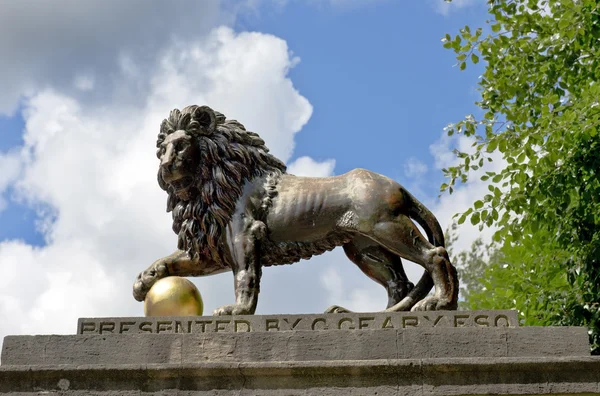 在浴缸里，萨默塞特，英国的皇家大道上的狮子雕像 — 图库照片