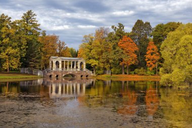 Tsarskoye Selo (Puşkin), Saint-Petersburg sonbaharda mermer köprü