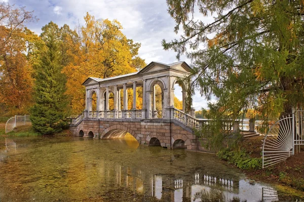 Puente de mármol en Tsarskoye Selo (Pushkin), San Petersburgo en otoño — Foto de Stock