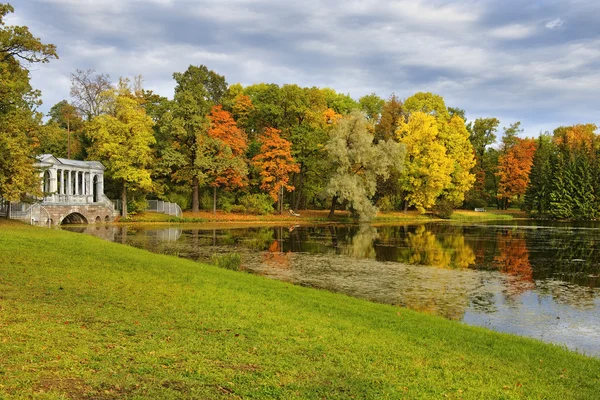 Pont en marbre à Tsarskoye Selo (Pouchkine), Saint-Pétersbourg en automne — Photo