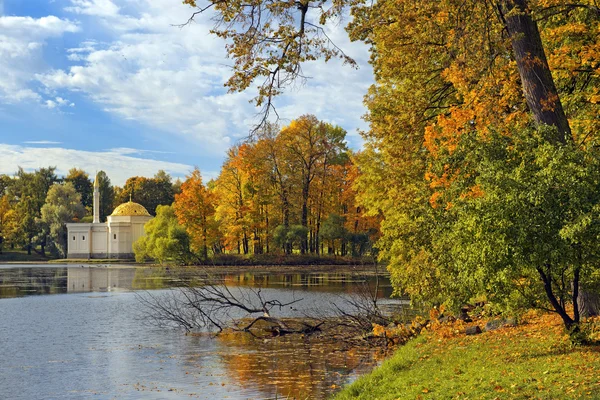 Outono dourado em no parque Catherine, Tsarskoye Selo (Pushkin ) — Fotografia de Stock