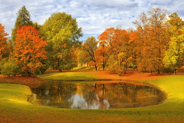 Χρυσή φθινόπωρο στο πάρκο Αικατερίνη, Τσάρσκογιε Σελό — Φωτογραφία Αρχείου