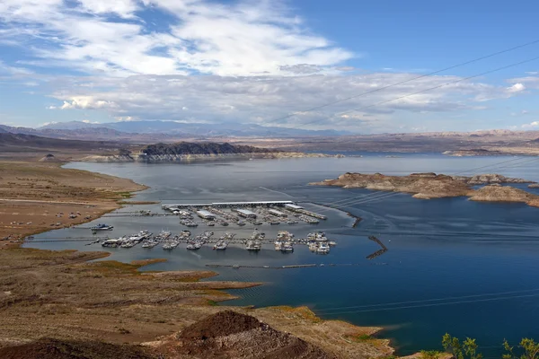 Mieszkalne i łodzi turystycznych na lake Powell, Kolorado, Stany Zjednoczone Ameryki — Zdjęcie stockowe