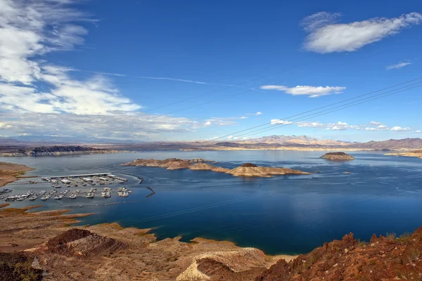 Barcos e barcos turísticos no lago Powell, Rio Colorado, EUA — Fotografia de Stock