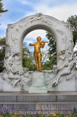 Bronz anıt Johann Strauss Stadtpark Viyana'da yaldızlı
