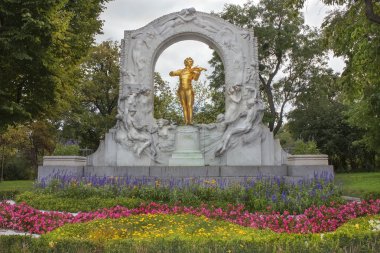Bronz anıt Johann Strauss Stadtpark Viyana'da yaldızlı