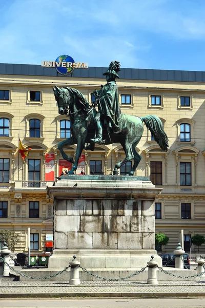 Jezdecká socha Schwarzenberg, Schwarzenbergplatz ve Vídni, Rakousko — Stock fotografie
