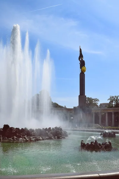 Emlékmű, szökőkút, Schwarzenberg téren, Vienna és a szovjet katona — Stock Fotó