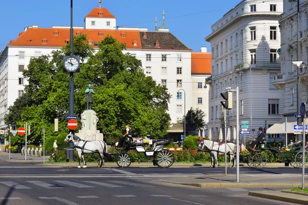 Monument av Karl Lueger i Karl Lueger Platz i Wien — Stockfoto