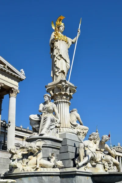 Estatua de Pallas Athena frente al Parlamento en Viena, Austria — Foto de Stock