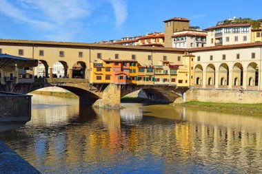 Ponte Vecchio, İtalya, Floransa 'daki Arno nehri üzerinde.