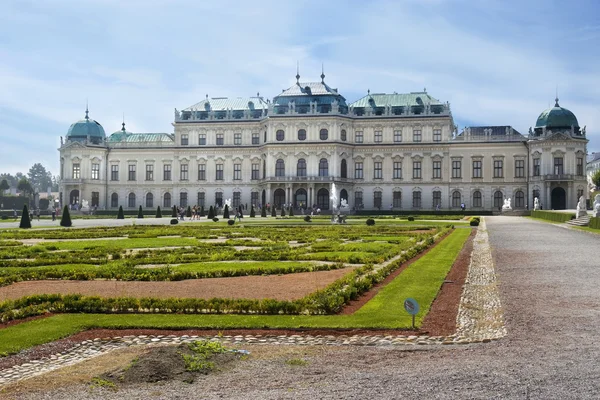 Barock park och slottet Belvedere i Wien — Stockfoto