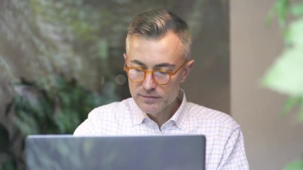 안경을 노트북으로 일하는 남자의 — 비디오
