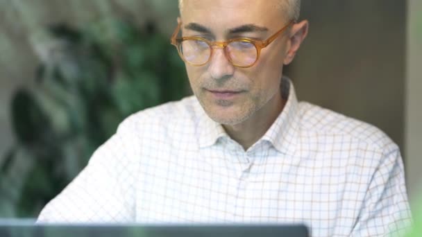 Close Portret Van Gelukkig Man Werken Met Laptop — Stockvideo