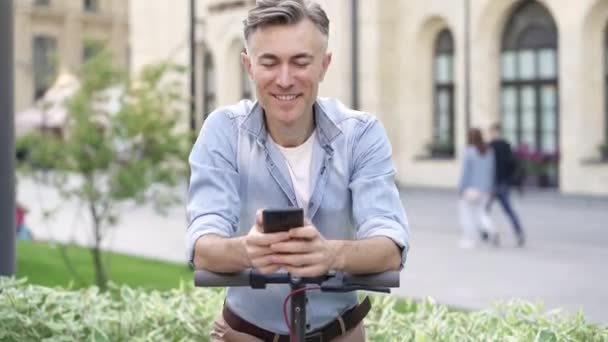 Uśmiechnięty Mężczyzna Trzymający Telefon Komórkowy Wpisujący Wiadomość — Wideo stockowe