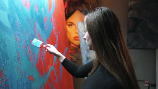 Крупним Планом Портрет Жінки Художниці Малює Картини Майстерні Сповільнення — стокове відео