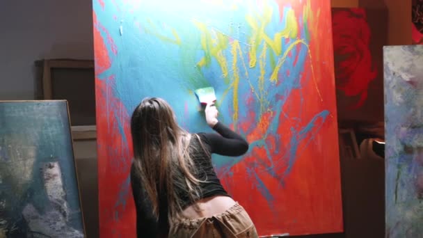 Mulher Talentosa Pintando Quadro Impressionismo Movimento Lento — Vídeo de Stock