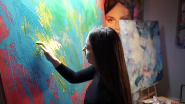 Jeune Femme Dessinant Main Mouvement Lent — Video