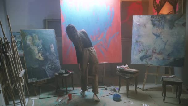 Художница Рисует Абстрактную Картину Синей Маслом Широкий Угол — стоковое видео