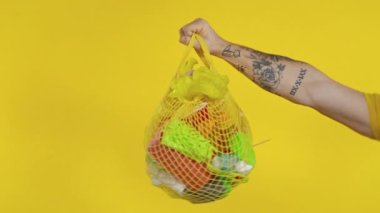 Erkek el ele tutuşma paketi ve plastik çöp..