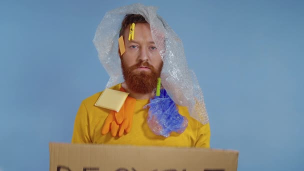 Close Retrato Homem Barbudo Olhando Para Câmera Segurando Placa Com — Vídeo de Stock