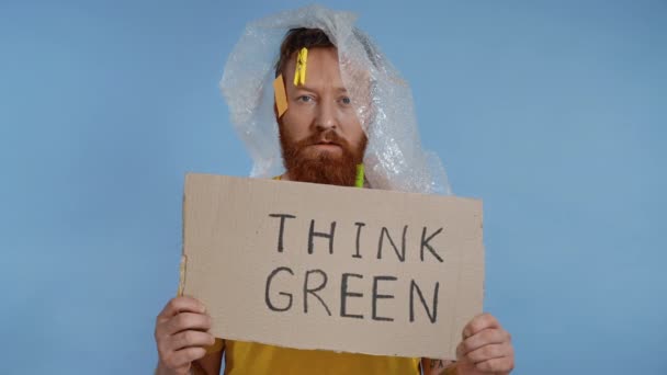 Close Retrato Adulto Homem Segurando Placa Com Inscrição Pensar Verde — Vídeo de Stock