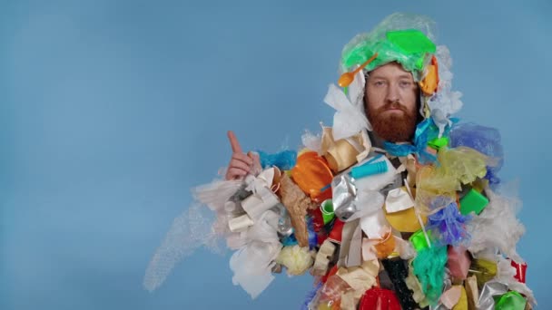 Uomo Beraded Indossando Costume Spazzatura Mostrando Sullo Sfondo Con Dita — Video Stock