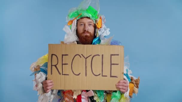 Mann Schrottkostüm Hält Schild Mit Aufschrift Recycling Und Blickt Kamera — Stockvideo