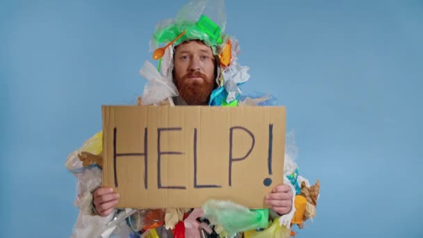 Sad Bearded Man Wearing Garbage Costume Holding Plate Inscription Help — Stock Video