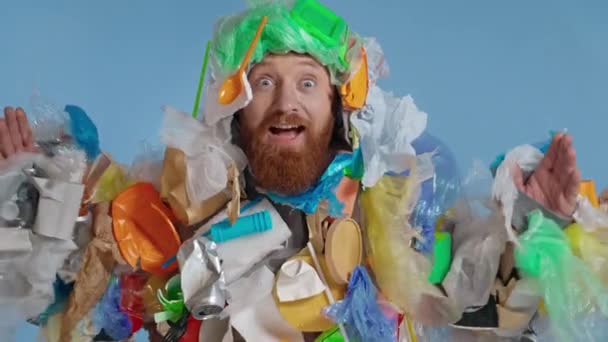 Retrato Del Hombre Adulto Que Usa Disfraz Plástico Otra Basura — Vídeo de stock