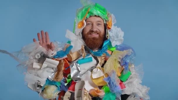 Homem Barbudo Vestindo Traje Lixo Mostrando Gesto Mão — Vídeo de Stock