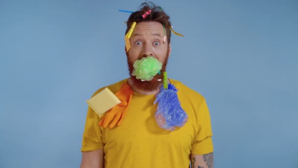 Homem Barbudo Com Lixo Sobre Ele Segurando Verde Wisp Boca — Vídeo de Stock