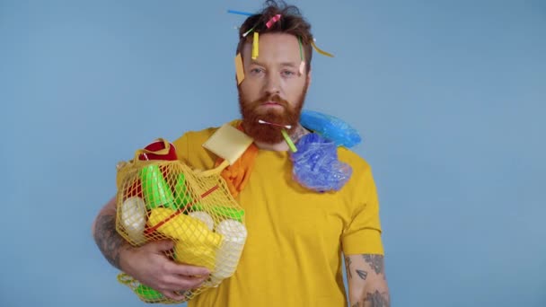 Portretul Omului Barbă Barbă Care Ține Pachetul Gunoi Sticlă Plastic — Videoclip de stoc