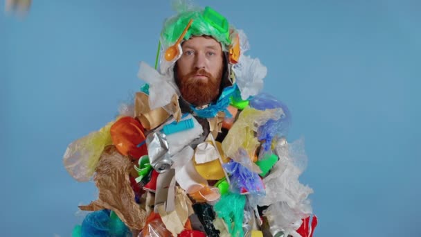 Plastik Dan Sampah Lainnya Jatuh Pada Pria Yang Mengenakan Kostum — Stok Video