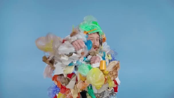 Funny Man Wearing Garbage Costume Boxing Camera Slowmotion — Stock Video