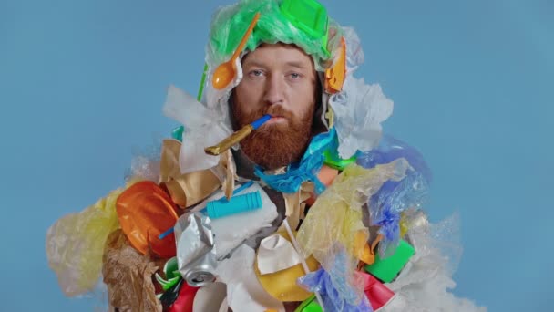 Portret Mężczyzny Kostiumie Śmiecia Spowolnienie — Wideo stockowe