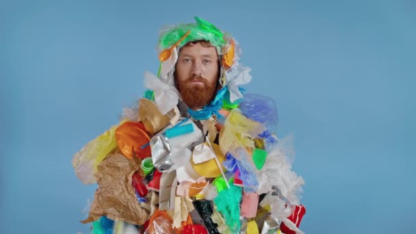 Mann Müllkostüm Blickt Die Kamera Verschiedener Müll Fliegt Auf Ihn — Stockvideo