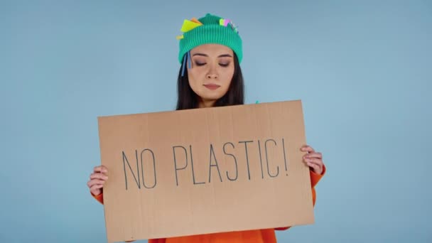 Portrét Asijské Ženy Držící Karton Nápisem Bez Plastu — Stock video
