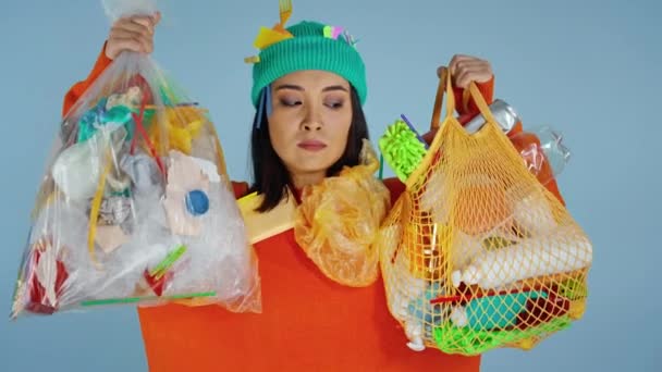 Portret Nieszczęśliwej Azjatki Trzymającej Dwie Paczki Pełne Śmieci — Wideo stockowe