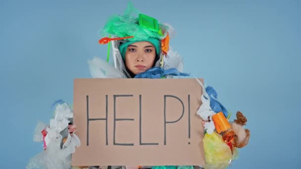 Drôle Asiatique Femme Holding Cardboard Avec Inscription Aider Sur Elle — Video